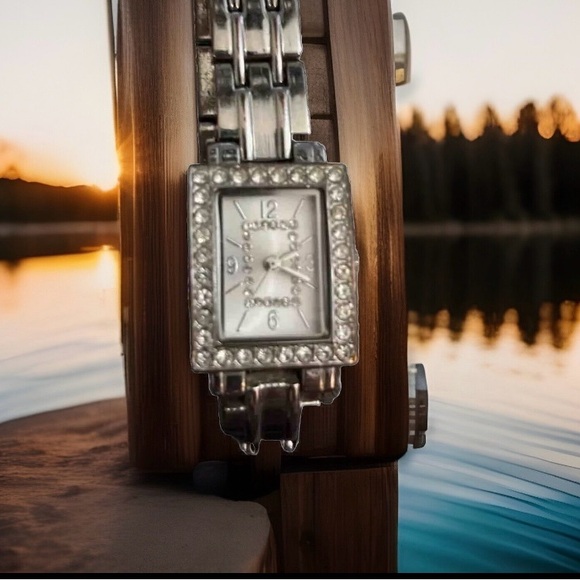 Ladys Silver 32 Rhinestone Studs Japan MVMT Stainless Steel Back New Battery VTG - Picture 5 of 8